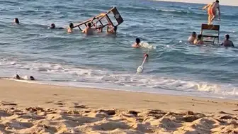 Arnavutköy sahildeki cankurtaran kulesini söküp oyun parkına çevirdiler
