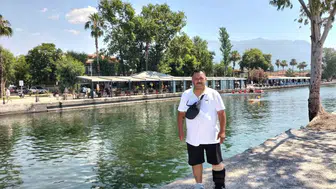 Muğla’da muhtar ayağı alçılıyken mahalle işlerini aksatmıyor