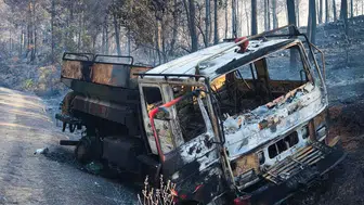 Muğla’daki orman yangınında işçiler alevlerin arasında kaldı