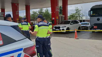 Akaryakıt sırasında silahlı kavga İki kardeş bacaklarından vuruldu