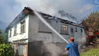 Düzce’de sabah saatlerinde çıkan yangın evi küle çevirdi