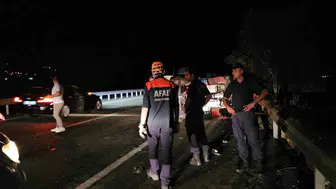 Elazığ yolunda traktör ve minibüs çarpıştı