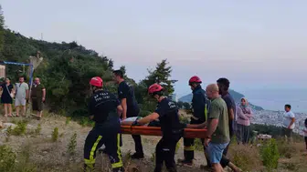Alanya'da uçuruma yuvarlanan sürücüyü ekipler son anda kurtardı
