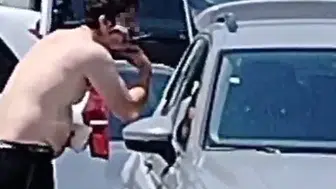 Karasu'da trafiğin ortasında kişisel bakım molası