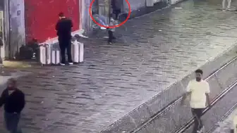 İstiklal Caddesi'nde uyuyan adamın telefonunu çaldı, polis peşini bırakmadı