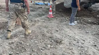 Şantiyede beton pompası işçinin üzerine düştü, can verdi