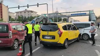 Erzurum’da trafiği birbirine katan dikkatsizlik kamerada