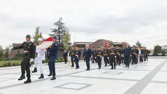 30 Ağustos coşkusu Ankara'da: Bakan Güler ve komuta kademesi anıt mezarlıkta