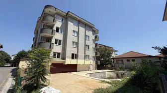 Sakarya’da deprem yadigarı yıkık bina mahalleliyi canından bezdirdi