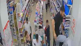 Samsun’da kırtasiye sahibine altı kişilik saldırı kamerada