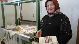 Kastamonu'da ninelerinin izinden gitti, evinin odasını atölyeye çevirdi