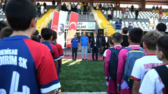 Zafer Bayramı'nın minik kahramanları sahada devleşti: Kupa Akhisar'a gitti