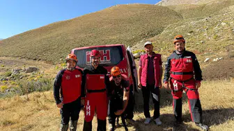 Alanya'da uçurumda mahsur kalan keçi operasyonla kurtarıldı