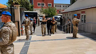 Jandarma kılığındaki 9 soyguncu büyük vurgun sonrası adliyeye getirildi
