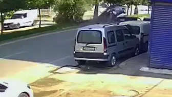 Adana'da kontrolden çıkan otomobil ağaca çarptı