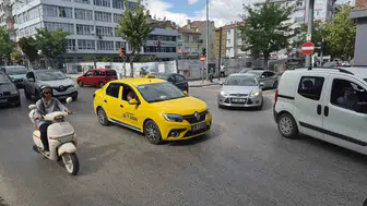 Eskişehir'in merkezinde elektrik kesintisi trafiği kilitledi