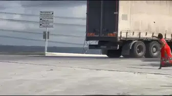Hadımköy’de seyir halindeki araçlara taş fırlatan kadın, sürücülerin ve çevredekilerin tepkisini çekti. O anlar cep telefonu kamerasına yansıdı.