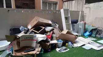 Maltepe’de bir apartman dairesi çöp yığınlarından arındırıldı