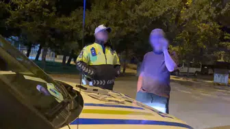 Eskişehir’de alkollü sürücü polis aracının direksiyonuna geçmeye kalktı