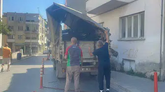 Denizli’de Kamyonet Kasası Balkona Takıldı O Anlar Kamerada