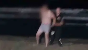 Kumbağ sahilinde fırtınaya karşı alkollü inat