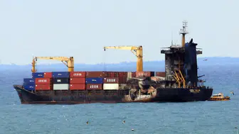 Samsun Limanı'na ulaşan hasarlı konteyner gemisi dikkat çekti
