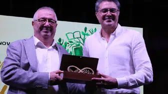 Edremit’te kitap fuarı altıncı gününde Şiir, siyaset ve medya buluşması