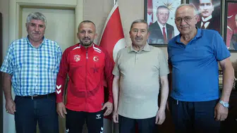 Dünya şampiyonu hemşerisini belediyede ağırladı