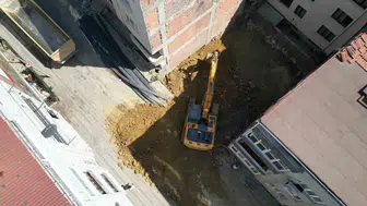 Sultangazi'de temel kazısı dört binayı evsiz bıraktı