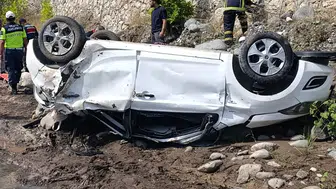 Aladağ'da otomobil dereye uçtu, iki kadın hayatını kaybetti