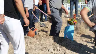 Güney'in doğum kundağı mezar taşını sardı, baba Kuzey'le helallik aldı