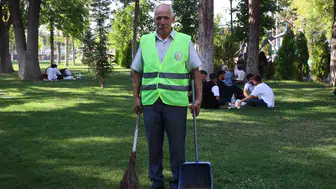 Sivaslı temizlik işçisinin yanık sesi festivale damga vurdu
