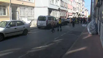 Fatih'te yıkım kepçesi çukura düştü 2 yaralı