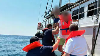 Marmaris'te karaya oturan teknedeki 11 kişi kurtarıldı
