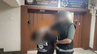 Adapazarı polisi uyuşturucu satıcısını evinde yakaladı