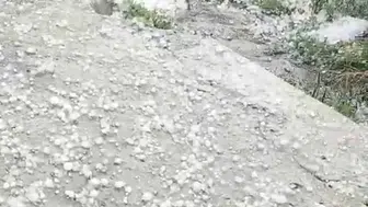 Ağustosta kış manzarası Hanak'ta dolu caddeyi beyaza boyadı