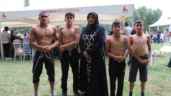 Erzurum er meydanında dört kardeş ve gururlu bir anne