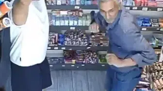 Sakarya’da market reyonunda beklenmedik dans düeti