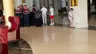 Oteli kapatılan işçiler tesisen çıkmıyor, alacaklarını istiyor