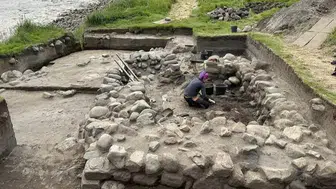 Heyecanlandıran keşif: Eski yapının zemininden gizemli rünler çıktı