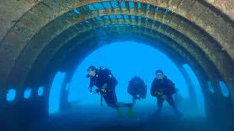 Kuşadası açıklarındaki dev uçak batığı dalgıçları kendine çekiyor