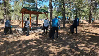 Yalvaç’ta hükümlüler parkları temizliyor