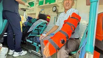 Yüksekova'da kamyonetle minibüs çarpıştı, 10 kişi yaralandı