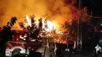 Denizli’de gece yarısı çıkan yangın iki evi yok etti