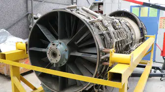 Samsunlu öğrenciler F-4 savaş uçağı motorunu söküp takıyor