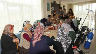 Beyşehir Hastanesinde hastalar minikler için bileklik üretiyor