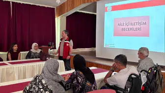 Ailelere seminer İletişim ve günlük yaşam becerileri masada