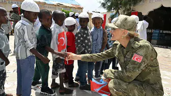 Somali’deki yetim çocuklara Türk askerinden destek eli