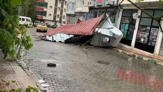 Şavşat'ta dehşet anları: Fırtına çatıyı uçurdu, park halindeki araç hurdaya döndü