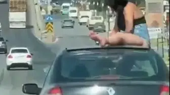 Salihli'de seyir halindeki otomobilin üzerine çıkan iki kişi yakalandı